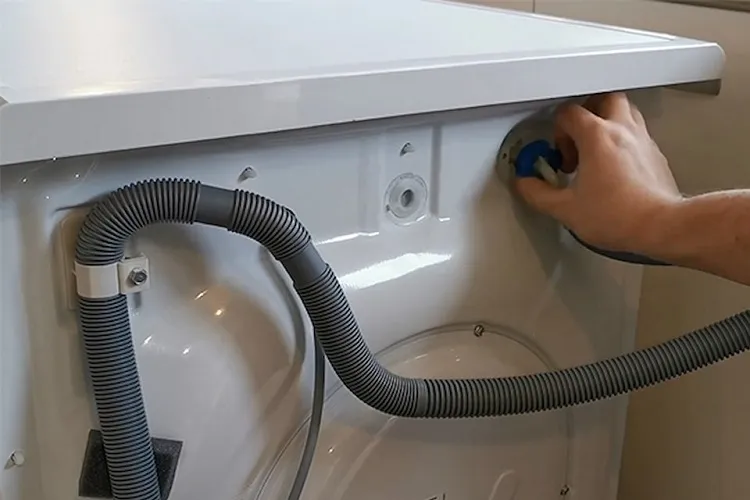 Ống thoát nước máy giặt cửa ngang cần được gác cao tối thiểu 80-100cm