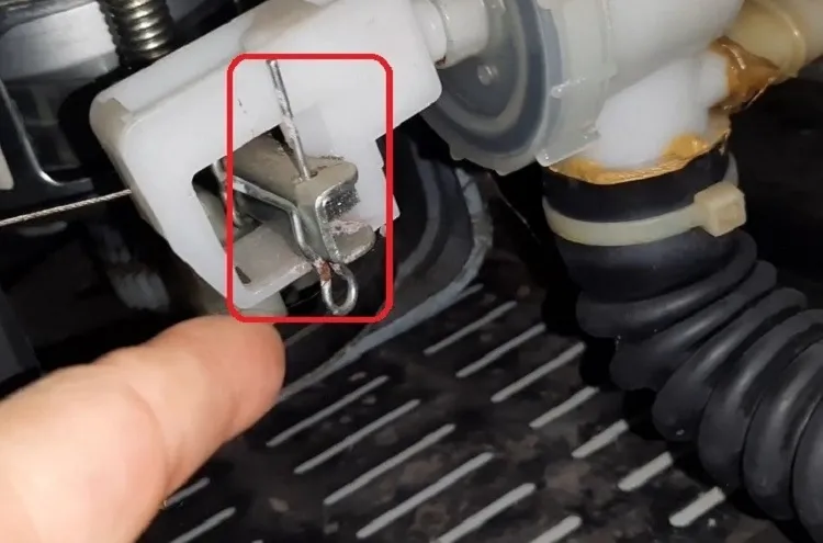 Van xả máy giặt cần được vệ sinh định kỳ để tránh bị kẹt