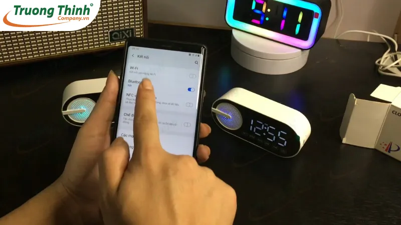 Mở Bluetooth trên điện thoại và ghép đôi từng loa