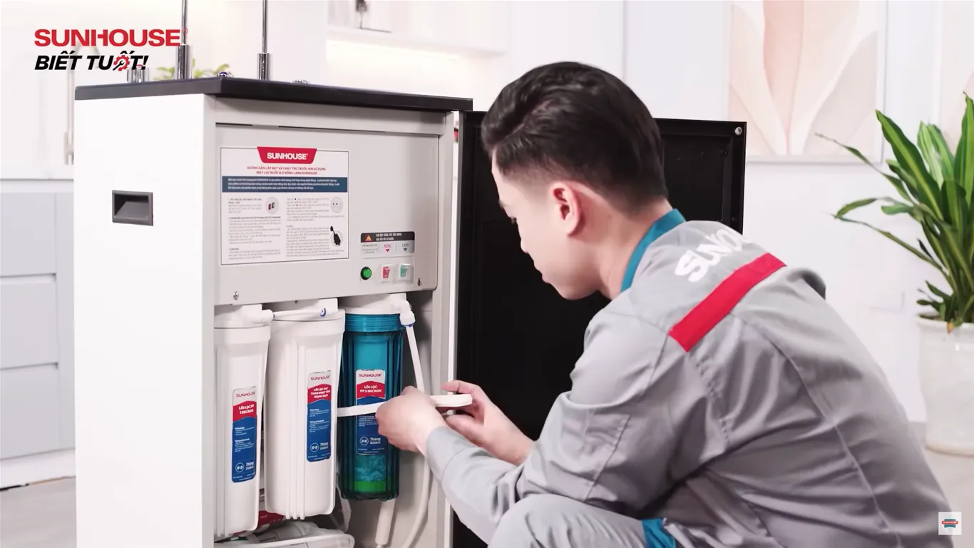 Tháo kiện và kiểm tra linh kiện máy lọc nước trước khi lắp