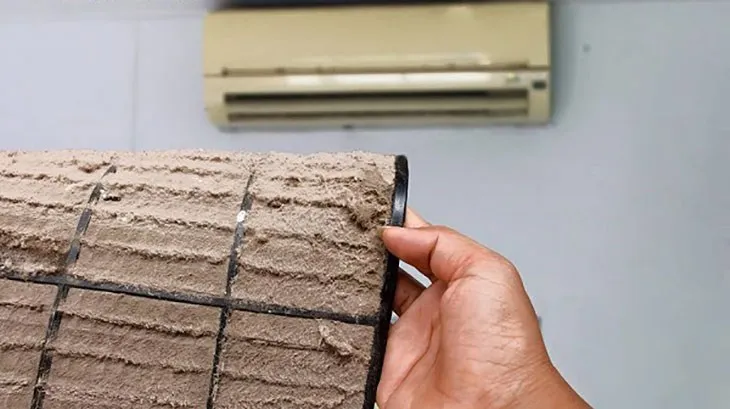 Bụi bẩn tích tụ dày đặc trên các linh kiện khiến máy lạnh giảm hiệu suất tản nhiệt