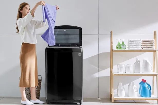 Máy giặt cửa trên với thiết kế lồng đứng và cửa mở phía trên tiện lợi cho việc bỏ quần áo