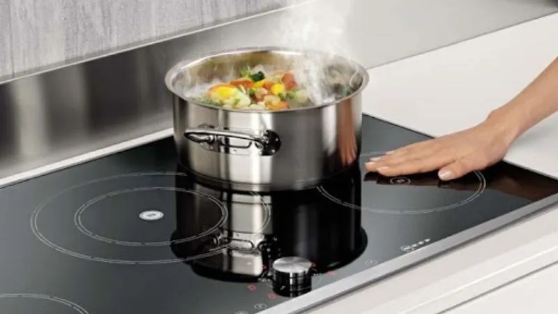 Nồi nấu khô hoặc nhiệt độ quá cao là nguyên nhân phổ biến gây lỗi E6