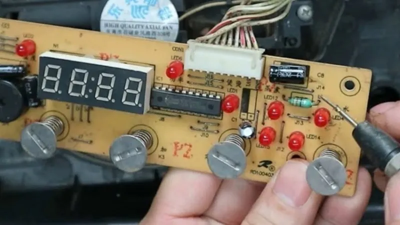 Bếp từ đóng ngắt liên tục do hỏng bo mạch chủ