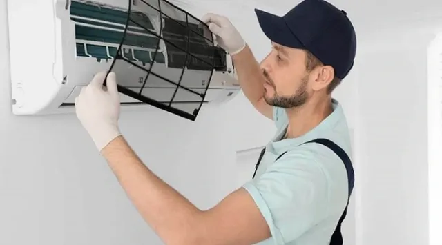 Cửa đóng mở dàn lạnh bị nứt