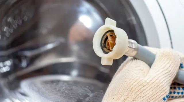 Ống cấp nước máy giặt bị xoắn gây tắc nghẽn