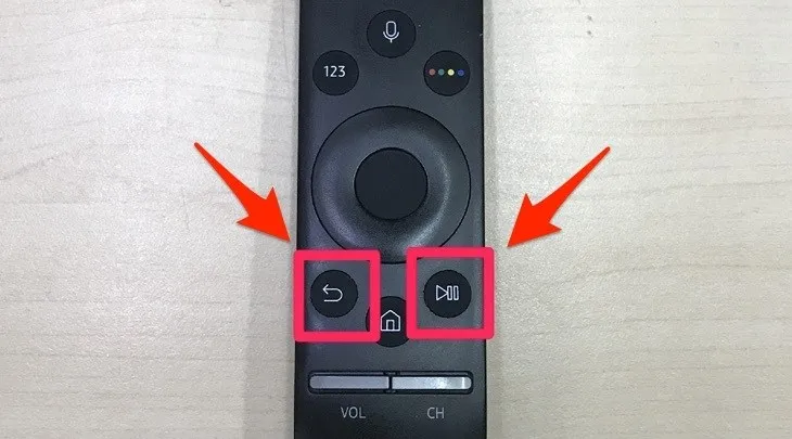 Nhấn giữ cùng lúc 2 phím Return và Pause để kết nối remote với tivi