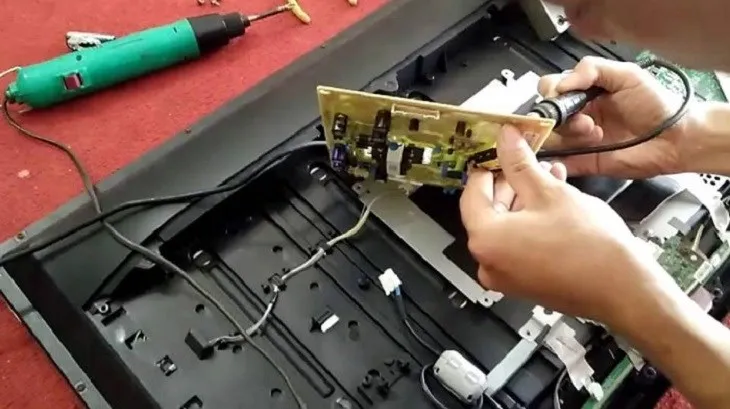Các lỗi liên quan đến mạch điện hoặc IC Driver tivi thì nên liên hệ nhân viên kỹ thuật để xử lý chính xác và hiệu quả hơn
