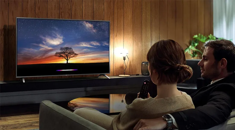 Kỹ thuật viên kiểm tra độ bền và tuổi thọ linh kiện tivi tại Ánh Ngân