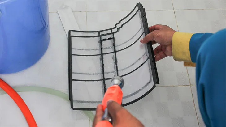 Kỹ thuật viên Điện Máy Ánh Ngân vệ sinh lưới lọc dàn lạnh