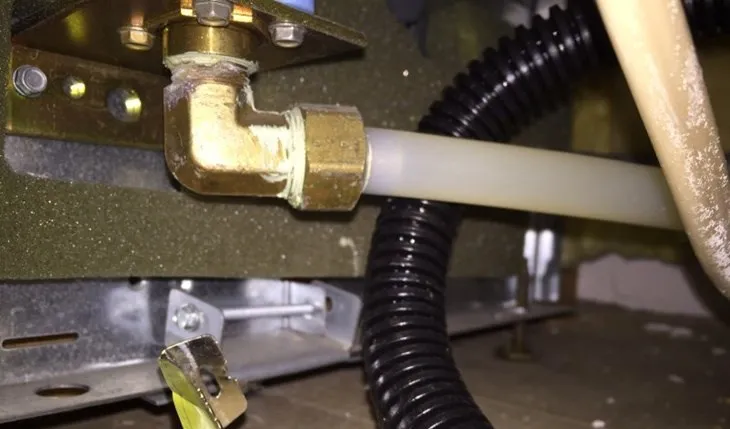 Kiểm tra và vệ sinh bộ lọc cấp nước là bước đầu tiên khi xử lý lỗi E19