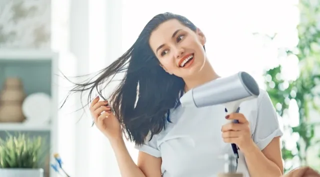 Duy trì khoảng cách an toàn giúp bảo vệ da đầu khỏi tác động của nhiệt cao