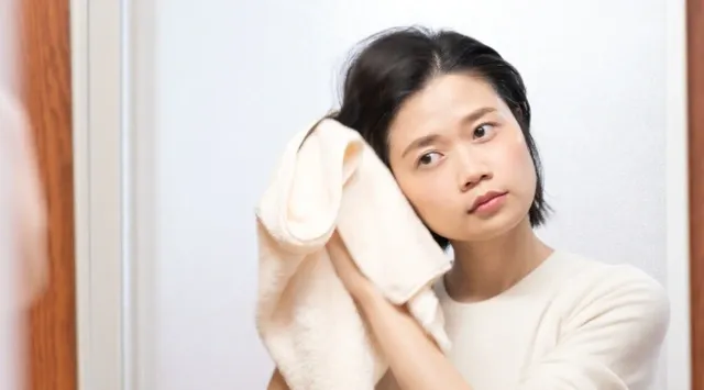 Lau khô tóc bằng khăn mềm trước khi dùng máy sấy để bảo vệ lớp biểu bì