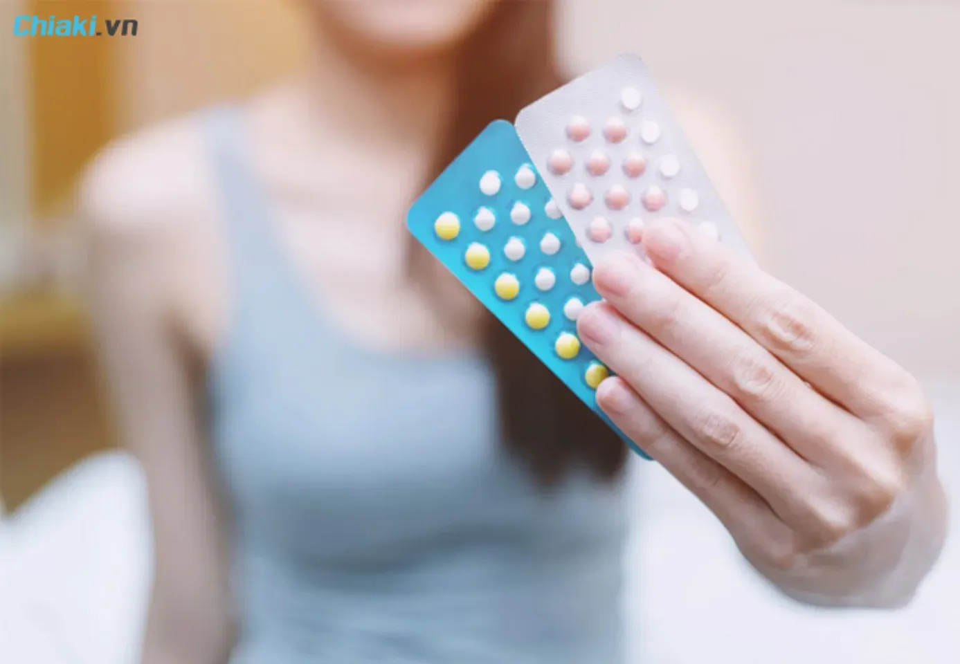 Bác sĩ đang tư vấn cho bệnh nhân về thuốc