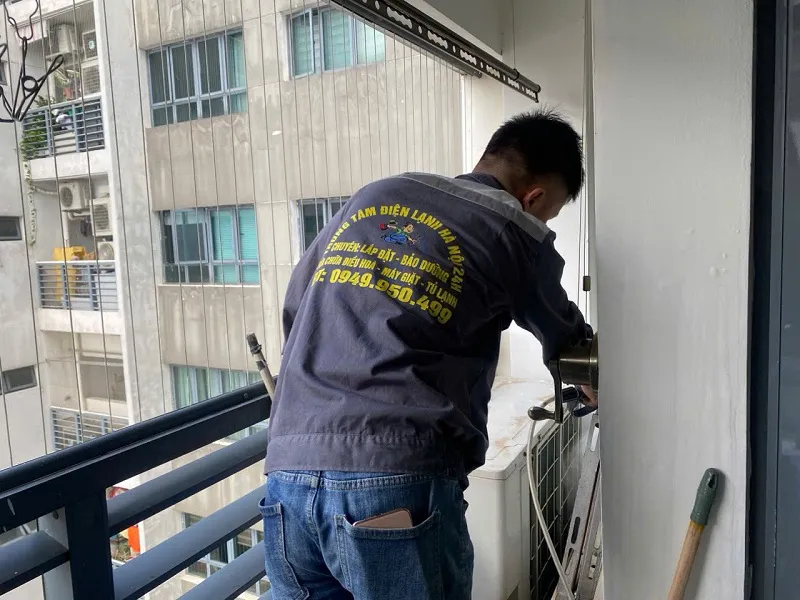 Kỹ thuật viên bảo dưỡng điều hòa Hà Nội thực hiện vệ sinh dàn lạnh bằng máy xịt áp lực cao chuyên dụng.
