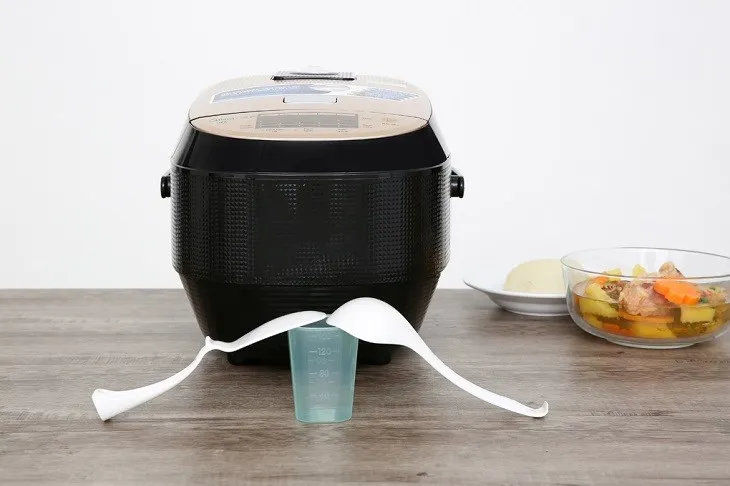 Nồi cơm điện cao tần Midea 1.8 lít MB-HS5007 có dung tích 1.8 lít, phù hợp với gia đình có từ 4-6 thành viên
