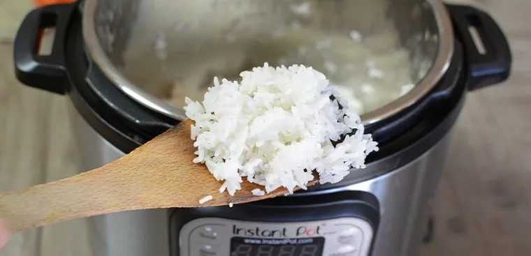 Tỷ lệ nước gạo không đúng là nguyên nhân phổ biến khiến nồi cơm điện nhảy sớm