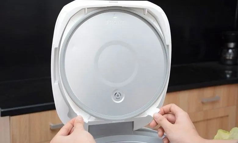 Nắp trong tháo rời được, có thể rửa dưới vòi nước để làm sạch