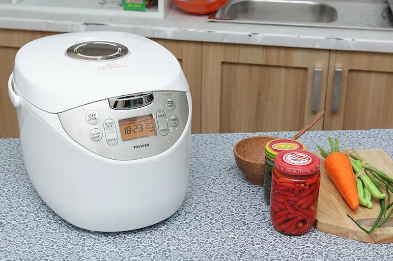 Nồi cơm điện Toshiba RC-18NAF thiết kế đơn giản nhưng vô cùng sang trọng