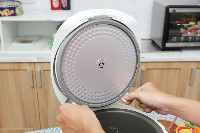 Nắp trong nồi cơm điện Toshiba có thể tháo rời dễ dàng để vệ sinh định kỳ