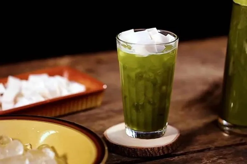 Chai thủy tinh là vật dụng lý tưởng để bảo quản nước rau má tại nhà, giúp giữ trọn vẹn hương vị và dinh dưỡng