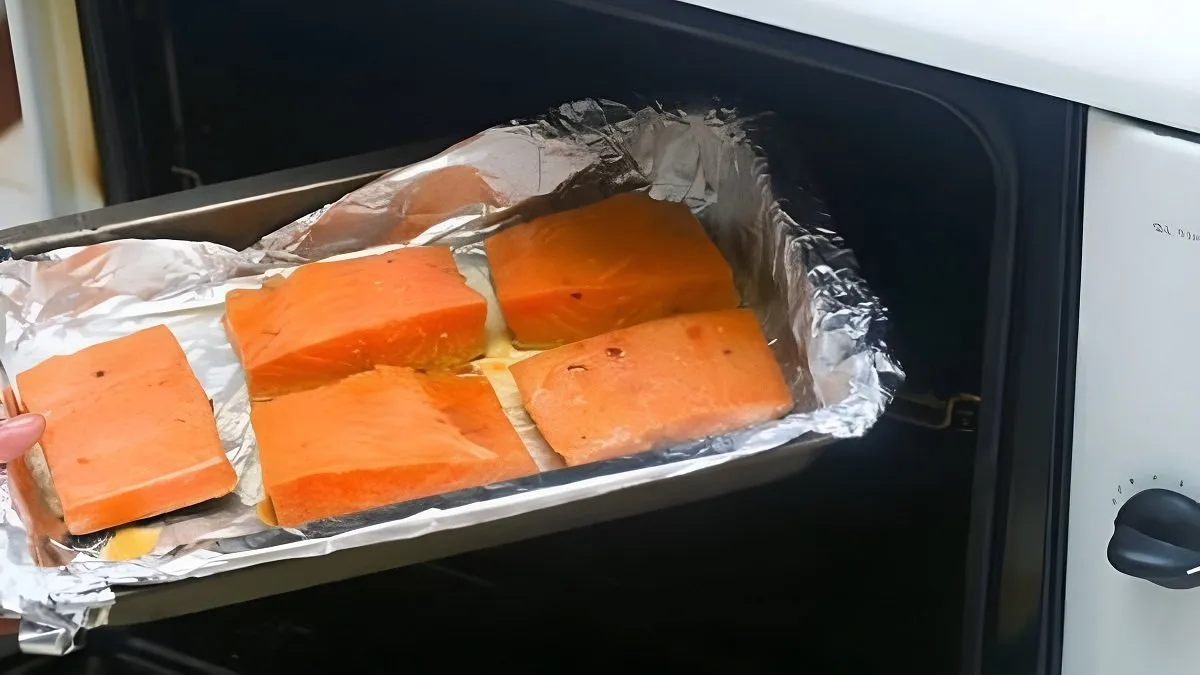 Cá hồi nướng giấy bạc với hành tây và chanh