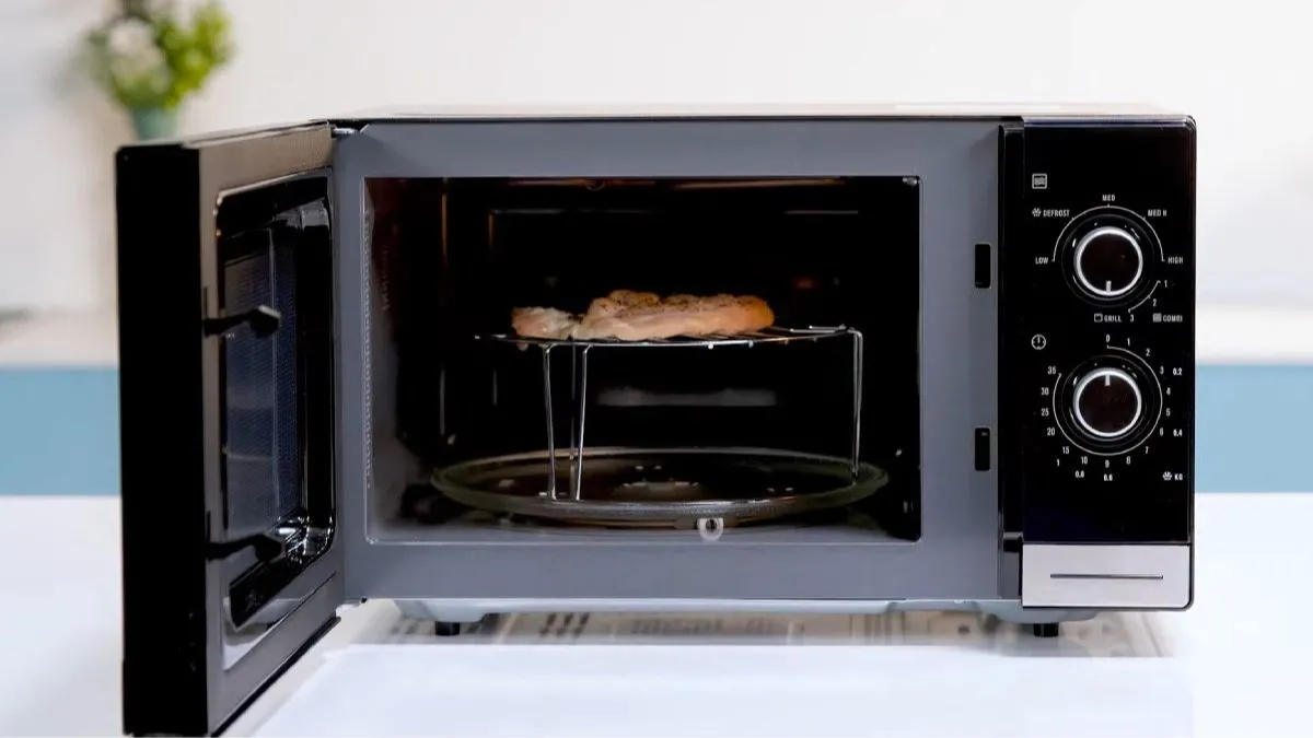 Điều chỉnh nhiệt độ lò vi sóng để nướng thịt đều màu