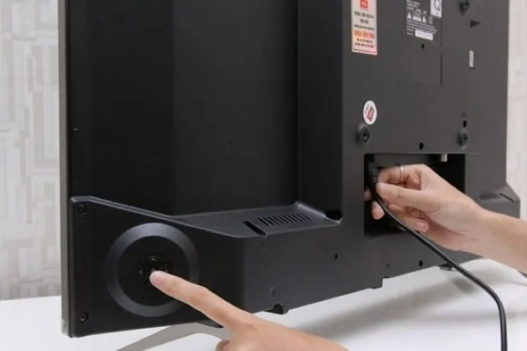 Nút nguồn tivi samsung nằm ở đâu tại mặt sau của các dòng máy cũ