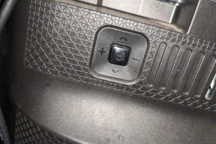 Vị trí nút nguồn ẩn dưới cạnh viền của tivi màn hình cong hiện đại