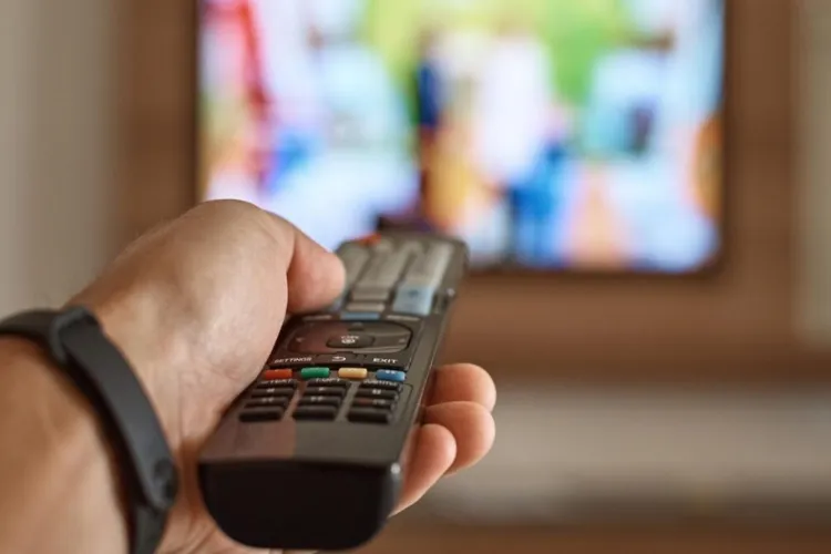 Sử dụng đèn tín hiệu để xác định nhanh vị trí nút bấm nguồn trên tivi