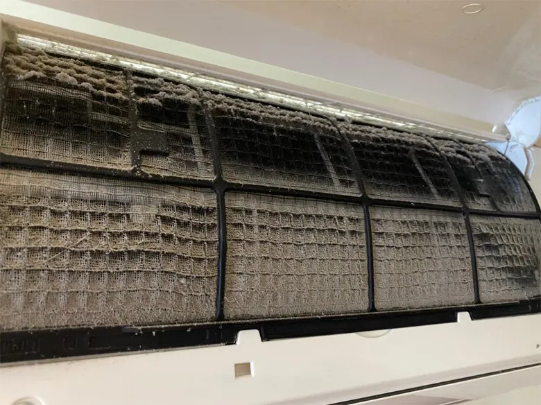 Dàn lạnh máy lạnh Toshiba trước và sau khi vệ sinh, loại bỏ bụi bẩn dày đặc