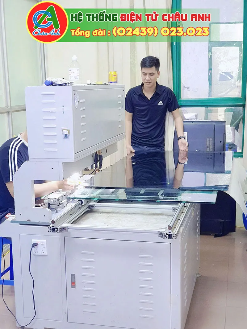 Hình ảnh máy ép Tab màn hình của Hệ Thống Điện Máy Châu Anh