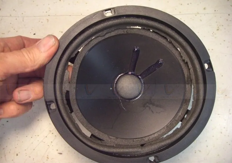 Rách ở nơi nối vành loa với gân loa thì sẽ dễ dàng để sửa chữa hơn nhưng cần biết đúng kỹ thuật