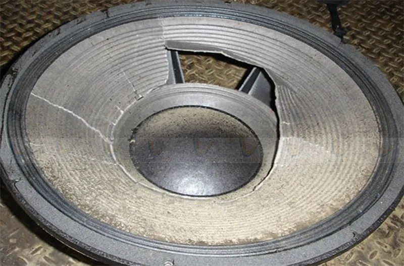 Rách phía trong màng loa khá khó để dán hay vá mà hồi phục được khả năng tái tạo âm như cũ