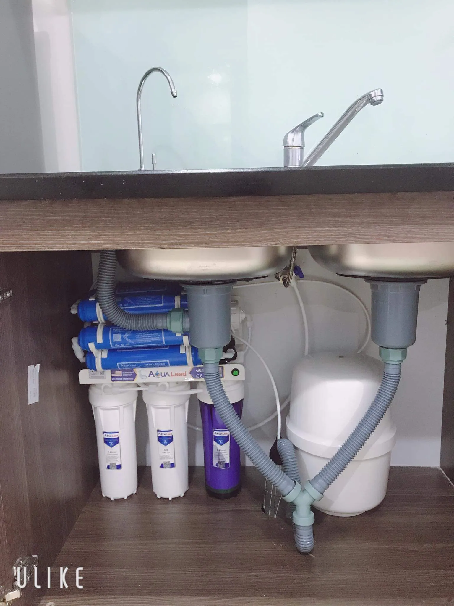 Máy lọc nước AQUALead 8 lõi RO với bình áp 10L, thiết kế tủ đứng màu trắng