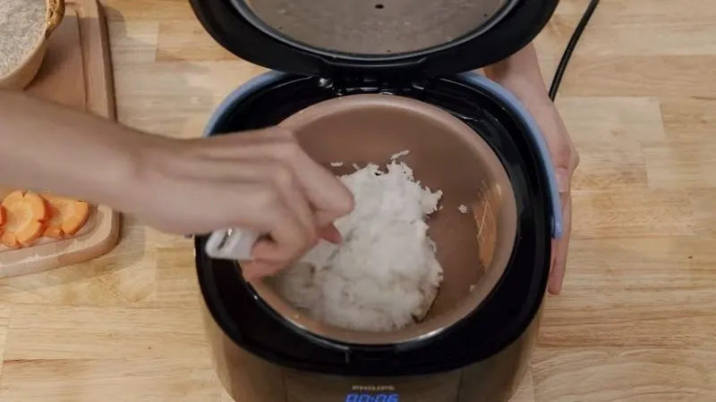 Cơm chín đều dẻo thơm nấu bằng nồi điện tử Philips HD3060