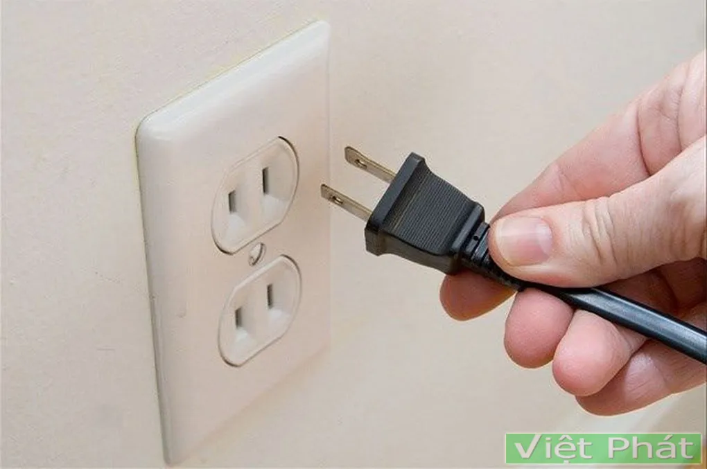Ngắt kết nối nguồn điện an toàn trước khi vệ sinh tủ đông Hòa Phát