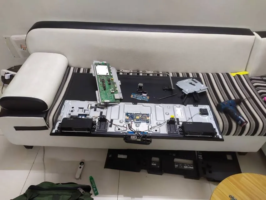 Lưu ý quan trọng khi thực hiện sửa loa tivi samsung bị rè tại nhà để tránh làm hỏng linh kiện