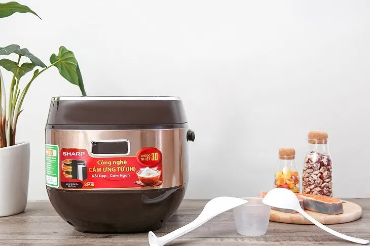 Nồi cơm cao tần Sharp 1.8 lít KS-IH191V-GL có kiểu dáng đơn giản cùng màu vàng đồng sang trọng, dễ vệ sinh