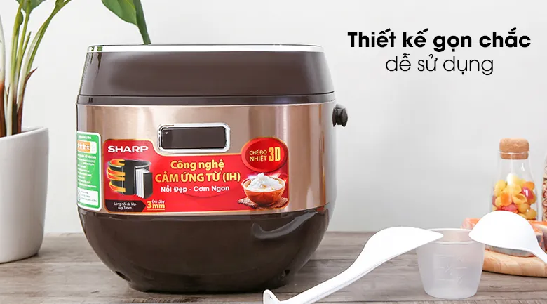 Vẻ ngoài màu vàng đồng sang trọng của nồi cơm cao tần Sharp 1.8L