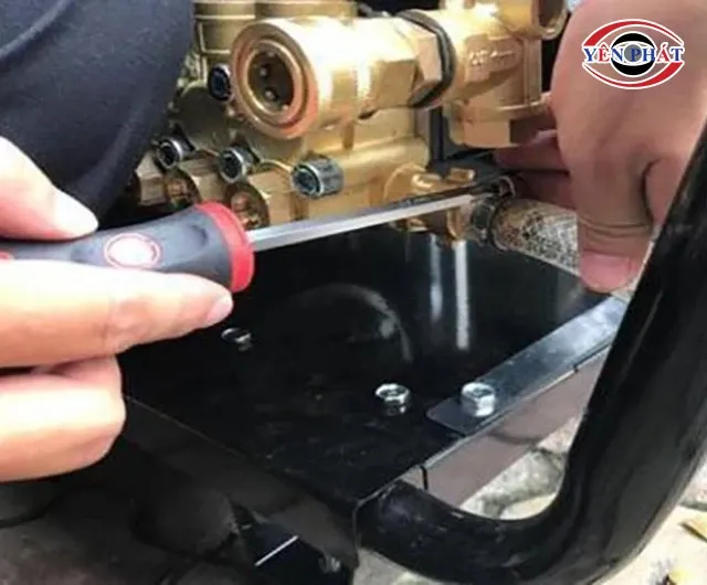 Siết lại ốc vít bị lỏng trên máy rửa xe
