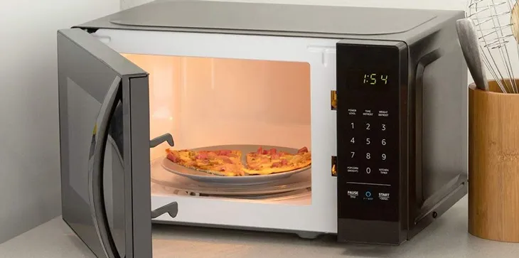 Chọn dụng cụ nấu có kích thước tương thích với khoang lò để motor đĩa quay không bị kẹt