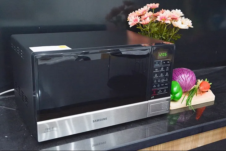 Kiểm tra khớp cửa lò vi sóng để đảm bảo không rò rỉ sóng viba ra môi trường bên ngoài