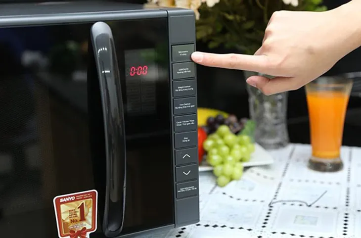 Tránh thao tác đóng mở liên tục hoặc tác động mạnh lên bảng điều khiển khi lò đang vận hành