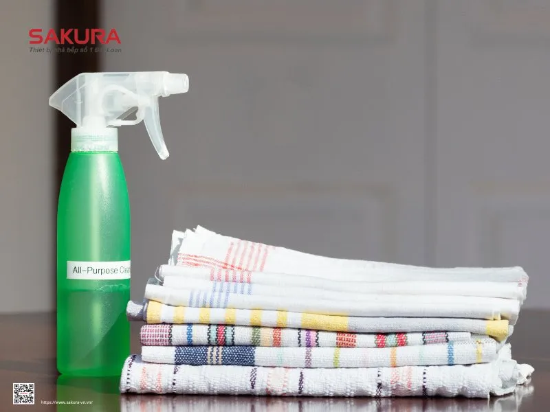 chuẩn bị nước tẩy rửa chuyên dụng cho mặt kính bếp từ và khăn sạch