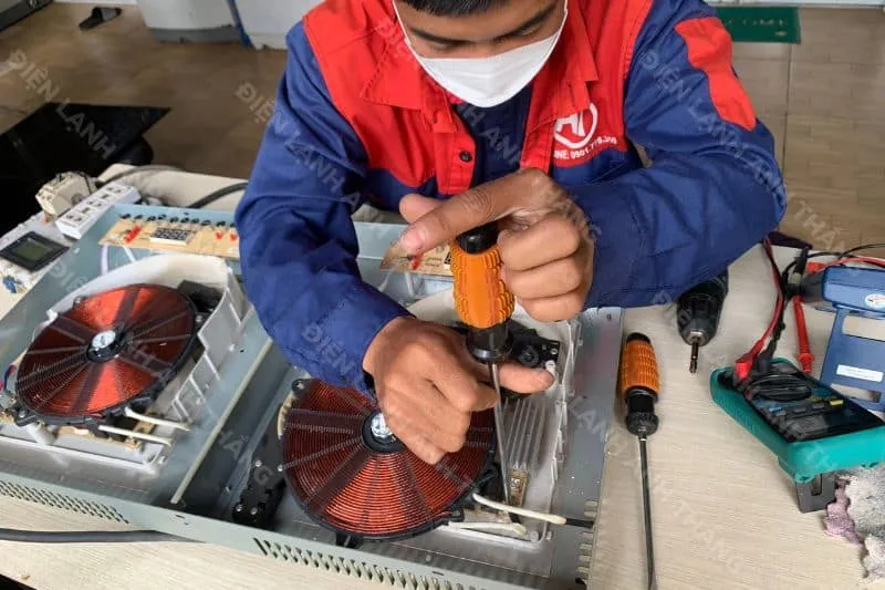 Kỹ thuật viên chuyên nghiệp tại Điện Máy Ánh Ngân