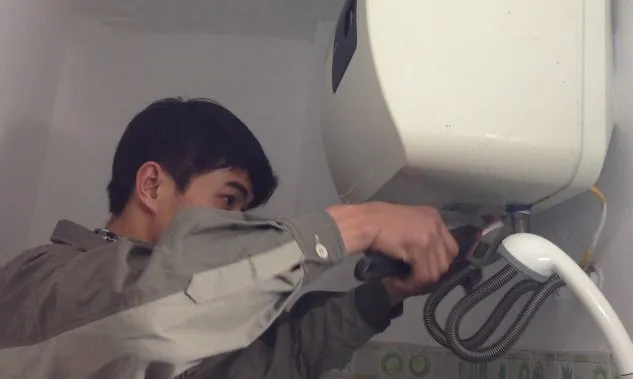 Kiểm tra linh kiện khi sửa chữa bình nóng lạnh tại Hà Nội tận nhà