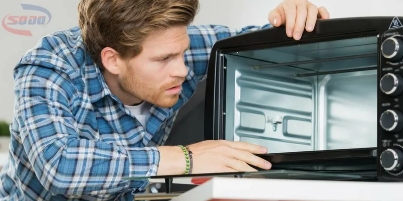 Kỹ thuật viên đang kiểm tra và sửa chữa lò vi sóng tại nhà khách hàng