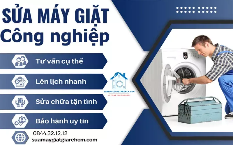 Kỹ thuật viên đang kiểm tra board mạch máy giặt công nghiệp