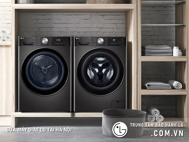 Kỹ thuật viên LG đang kiểm tra motor Direct Drive của máy giặt cửa trước